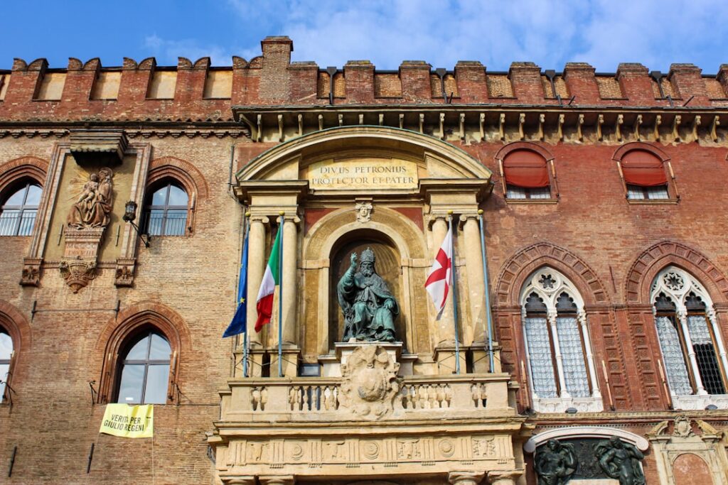 Bologna tourist information desk map