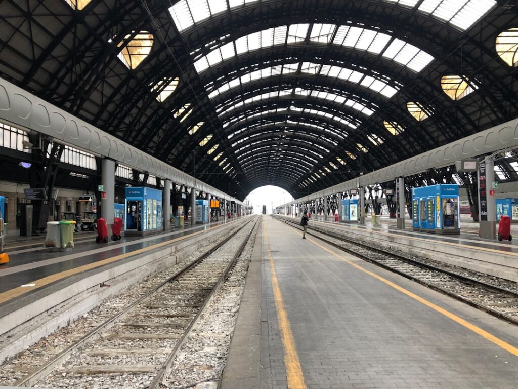 Train regional Italy platform